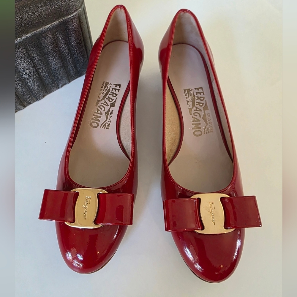Salvatore Ferragamo Red Patent Vara Bow Ballet Flats Gold Logo Italy Size 5.5B